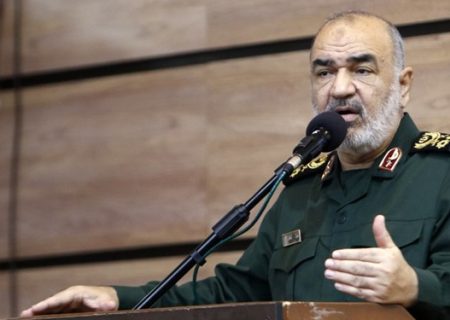 معارفی را به دانش آموزان بیاموزید که تحت تاثیر ابهامات دشمنان قرار نگیرند