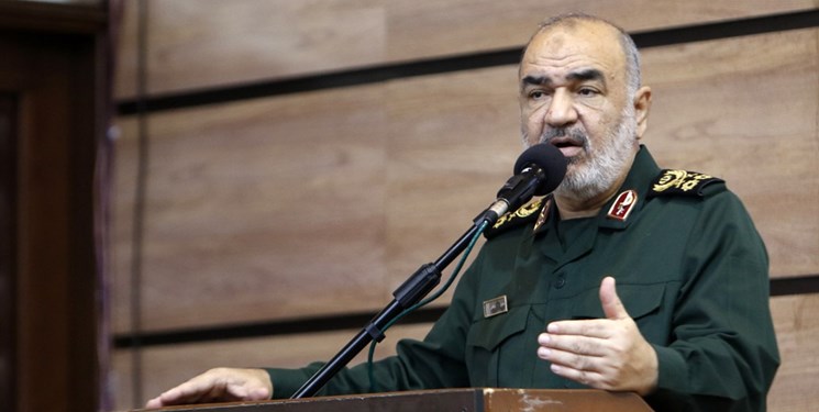 معارفی را به دانش آموزان بیاموزید که تحت تاثیر ابهامات دشمنان قرار نگیرند