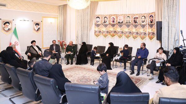 درخواست رئیسی از خانواده شهدا : از موضع صاحبان انقلاب، مطالبه‌گری کنید