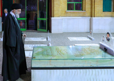 رهبر انقلاب در آستانه دهه فجر در حرم مطهر امام راحل و گلزار شهدای بهشت زهرا(س) حضور یافتند