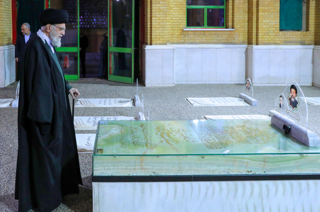 رهبر انقلاب در آستانه دهه فجر در حرم مطهر امام راحل و گلزار شهدای بهشت زهرا(س) حضور یافتند